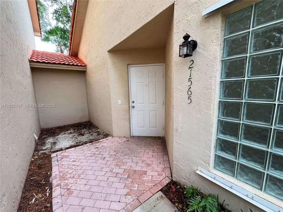 For Rent: $2,300 (2 beds, 2 baths, 1172 Square Feet)