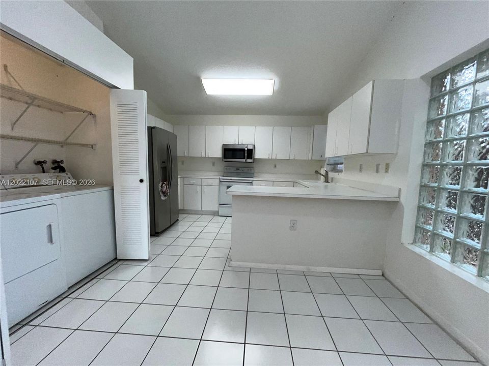For Rent: $2,300 (2 beds, 2 baths, 1172 Square Feet)
