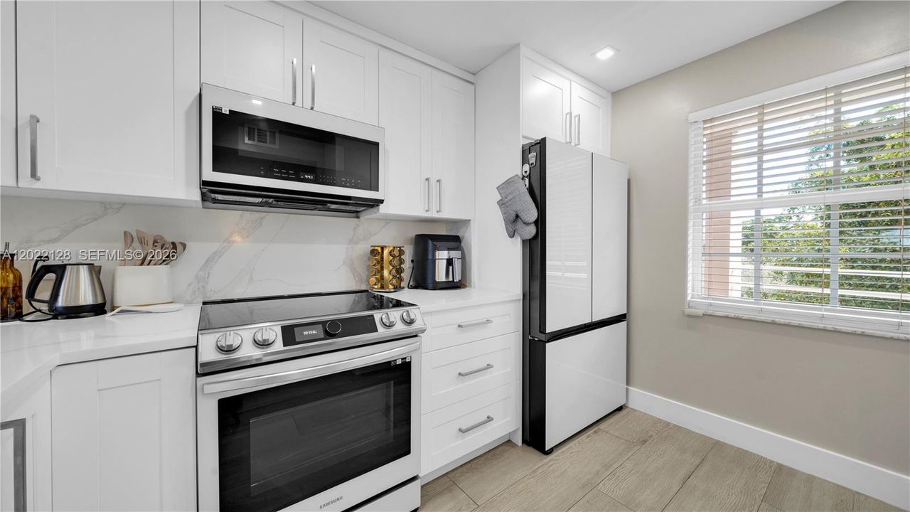 For Sale: $250,000 (2 beds, 2 baths, 1064 Square Feet)