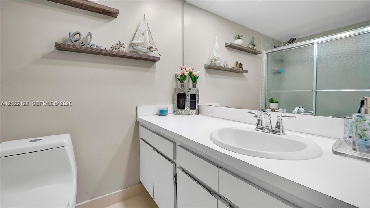For Sale: $250,000 (2 beds, 2 baths, 1064 Square Feet)