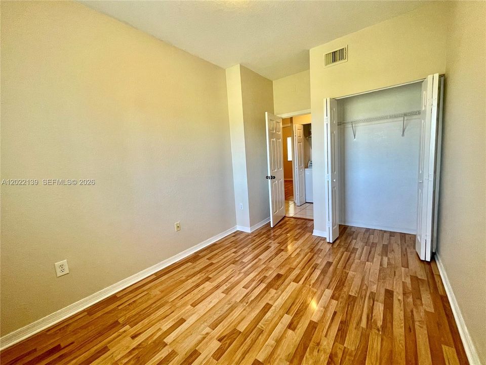 Activo con contrato: $2,400 (3 camas, 2 baños, 992 Pies cuadrados)