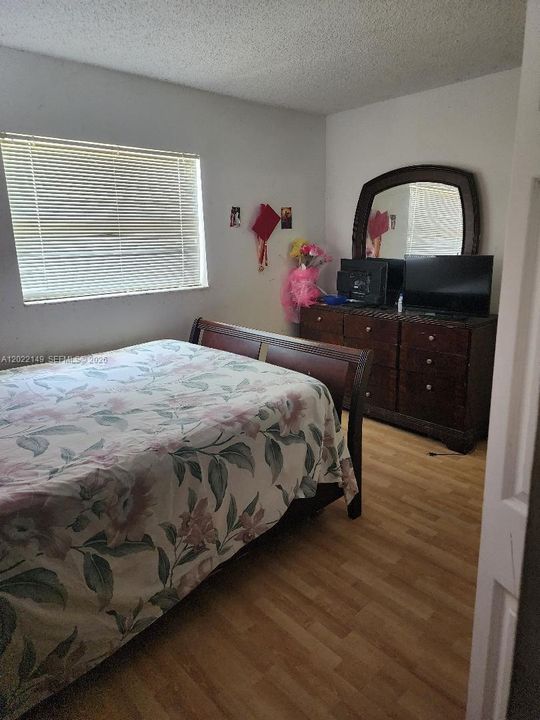 For Sale: $225,000 (3 beds, 2 baths, 892 Square Feet)