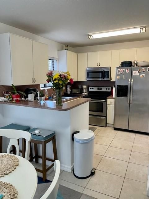 For Rent: $2,400 (3 beds, 2 baths, 1018 Square Feet)