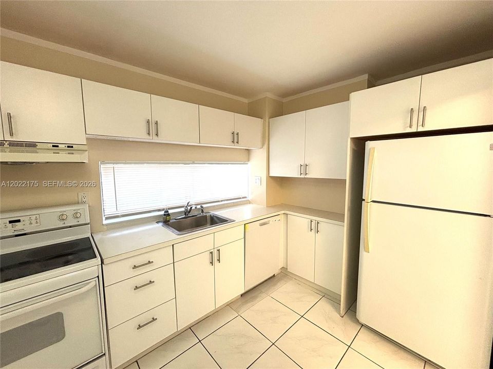 For Sale: $245,000 (1 beds, 1 baths, 767 Square Feet)