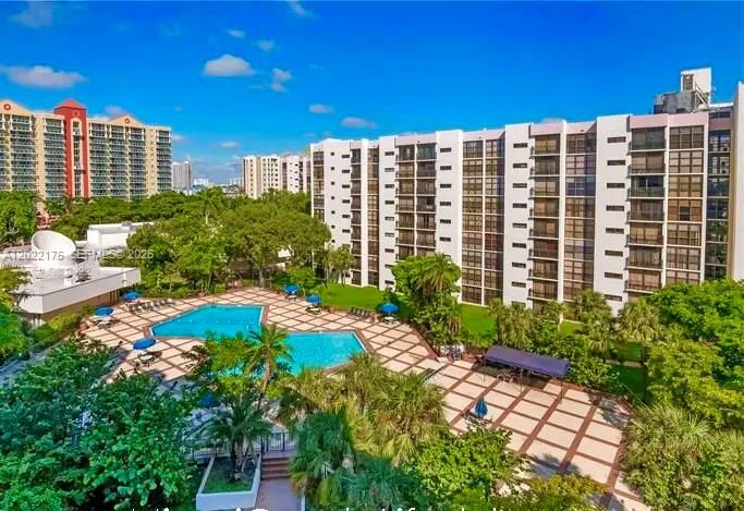 For Sale: $245,000 (1 beds, 1 baths, 767 Square Feet)