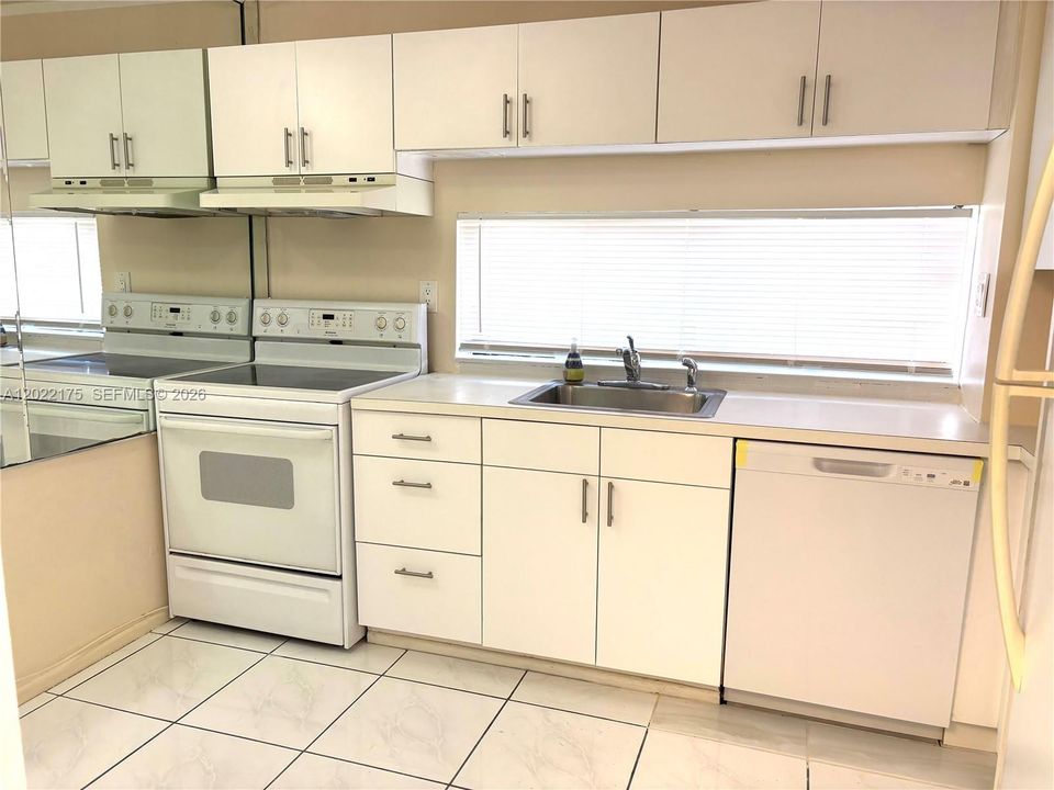 For Sale: $245,000 (1 beds, 1 baths, 767 Square Feet)