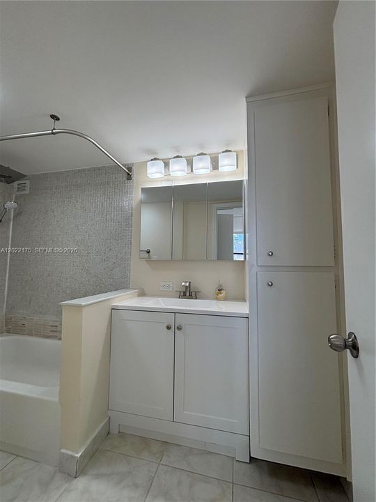 For Sale: $245,000 (1 beds, 1 baths, 767 Square Feet)