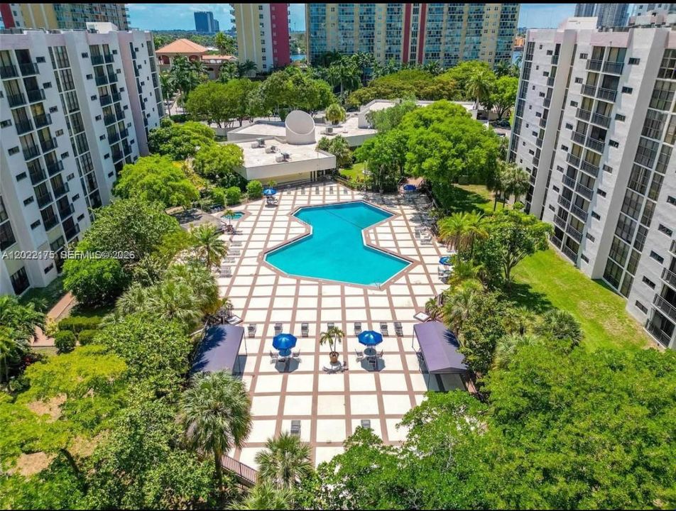 For Sale: $245,000 (1 beds, 1 baths, 767 Square Feet)