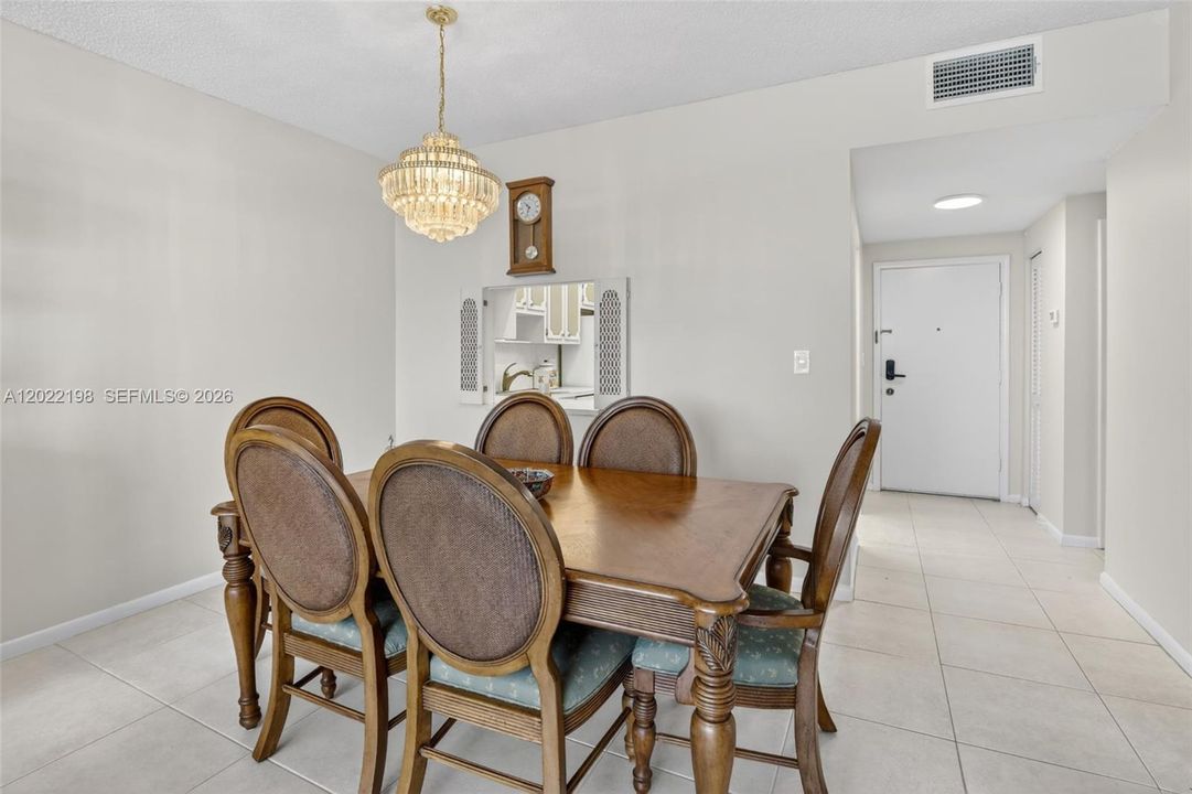 For Rent: $2,000 (1 beds, 1 baths, 864 Square Feet)