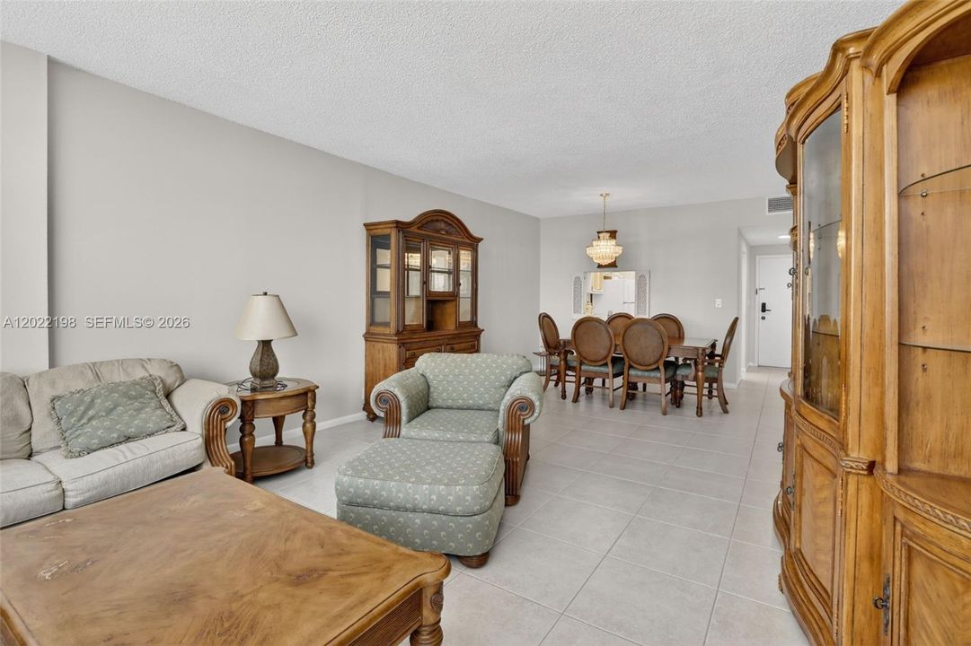 For Rent: $2,000 (1 beds, 1 baths, 864 Square Feet)