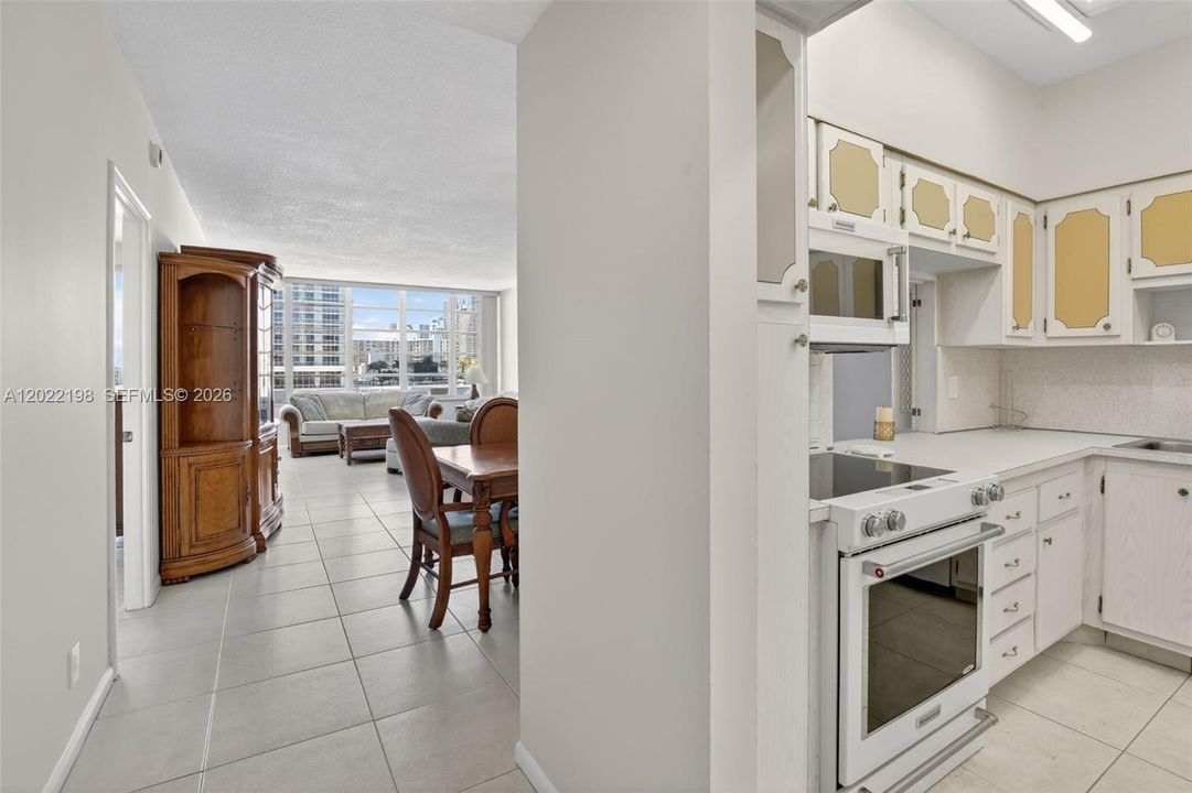For Rent: $2,000 (1 beds, 1 baths, 864 Square Feet)