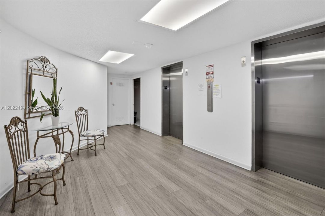 For Rent: $2,000 (1 beds, 1 baths, 864 Square Feet)