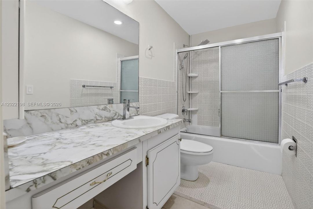 For Rent: $2,000 (1 beds, 1 baths, 864 Square Feet)