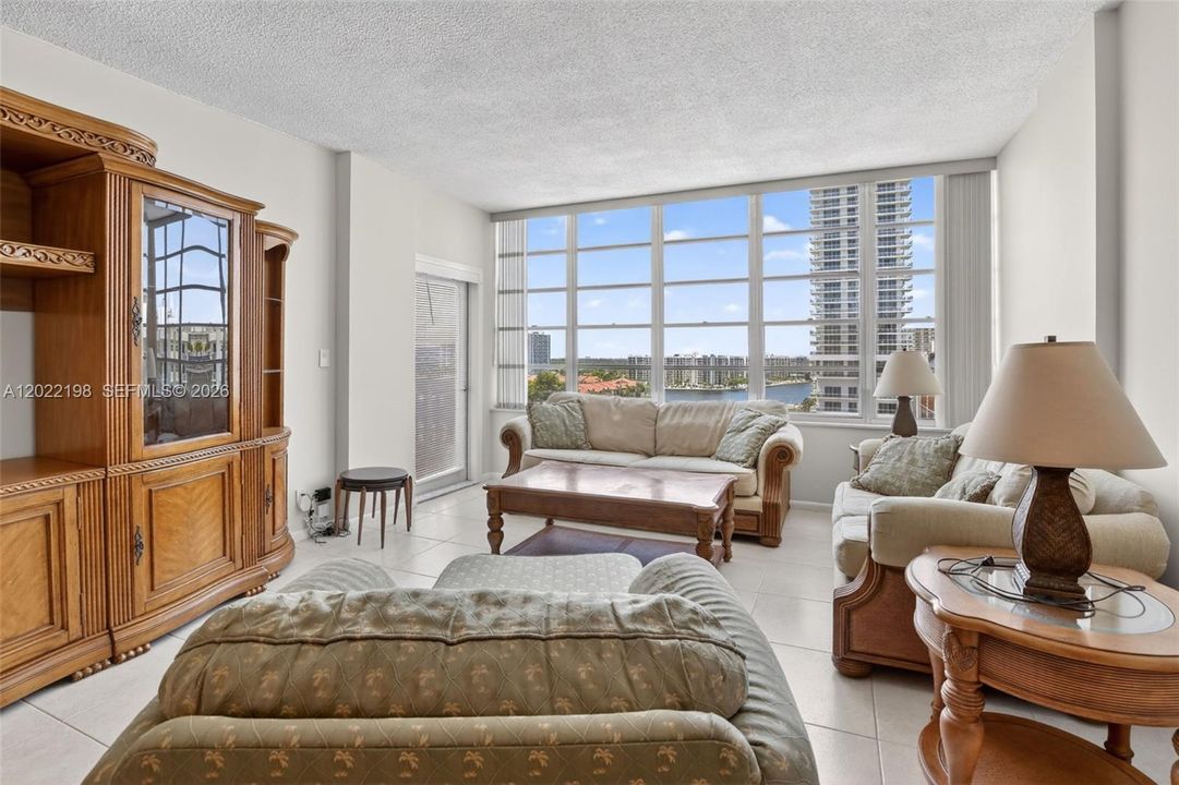 For Rent: $2,000 (1 beds, 1 baths, 864 Square Feet)