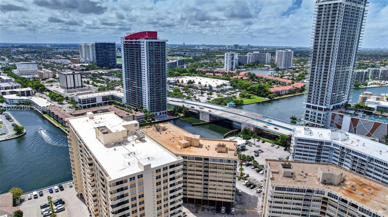For Rent: $2,000 (1 beds, 1 baths, 864 Square Feet)