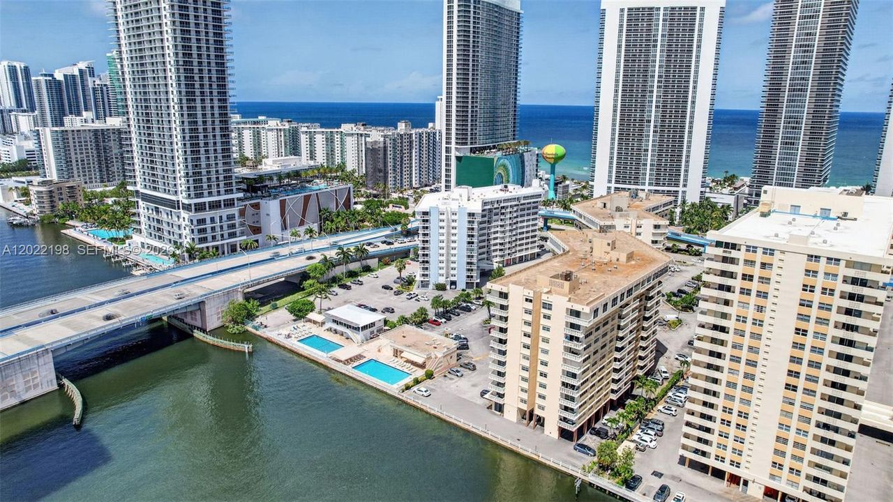 For Rent: $2,000 (1 beds, 1 baths, 864 Square Feet)