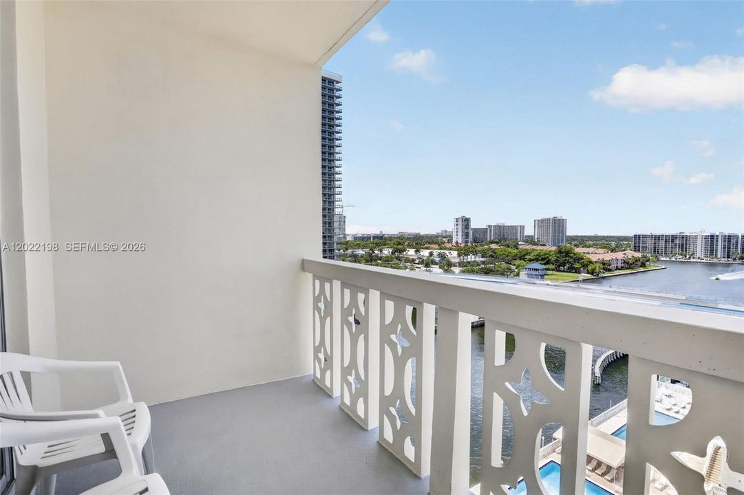 For Rent: $2,000 (1 beds, 1 baths, 864 Square Feet)