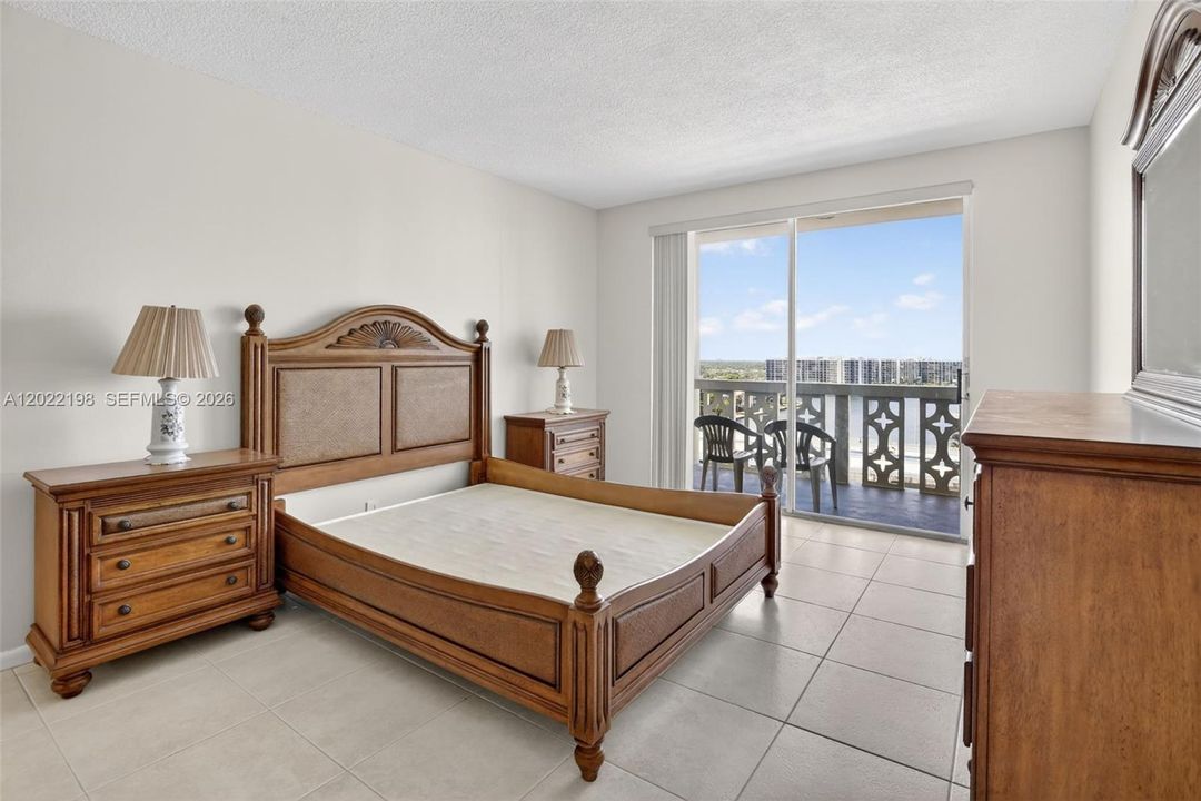 For Rent: $2,000 (1 beds, 1 baths, 864 Square Feet)