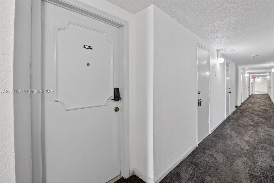 For Rent: $2,000 (1 beds, 1 baths, 864 Square Feet)