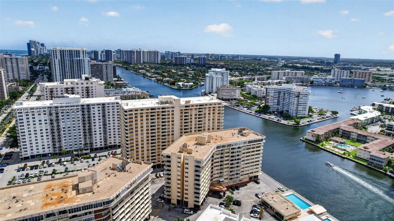 For Rent: $2,000 (1 beds, 1 baths, 864 Square Feet)