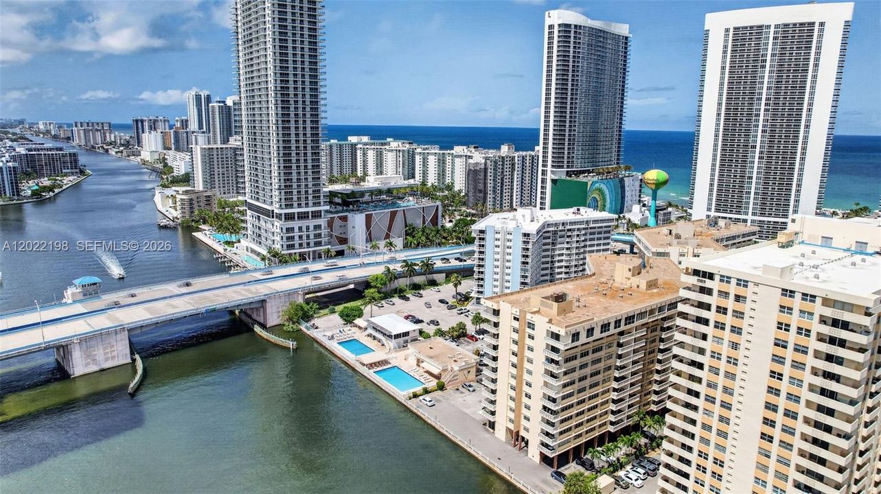 For Rent: $2,000 (1 beds, 1 baths, 864 Square Feet)