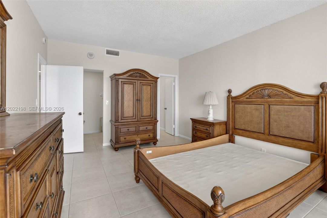 For Rent: $2,000 (1 beds, 1 baths, 864 Square Feet)