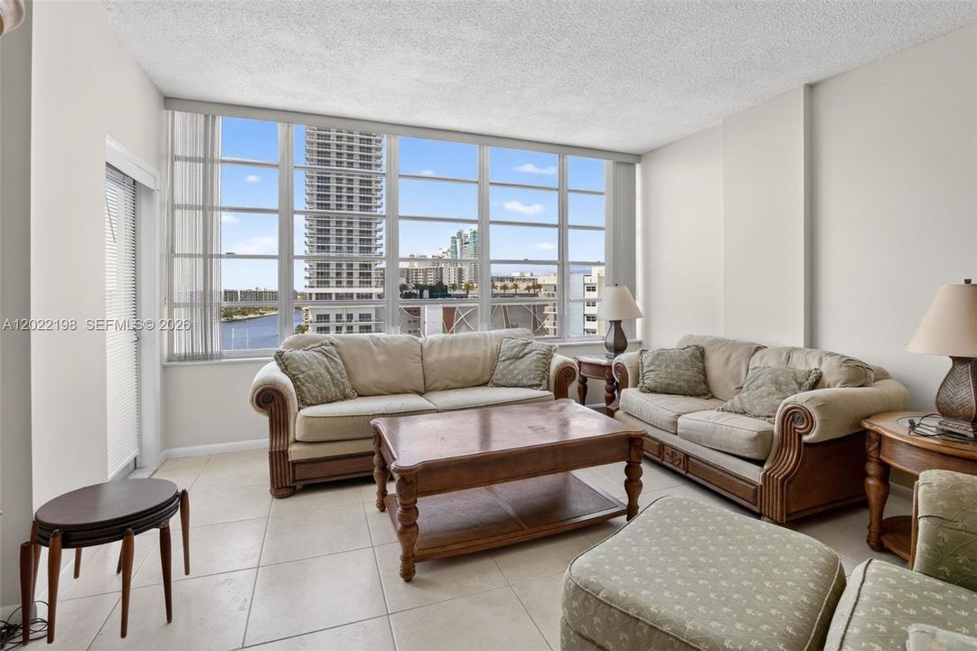 For Rent: $2,000 (1 beds, 1 baths, 864 Square Feet)
