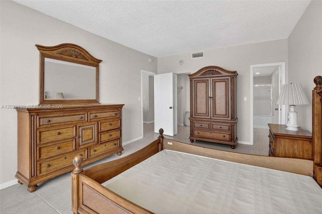 For Rent: $2,000 (1 beds, 1 baths, 864 Square Feet)