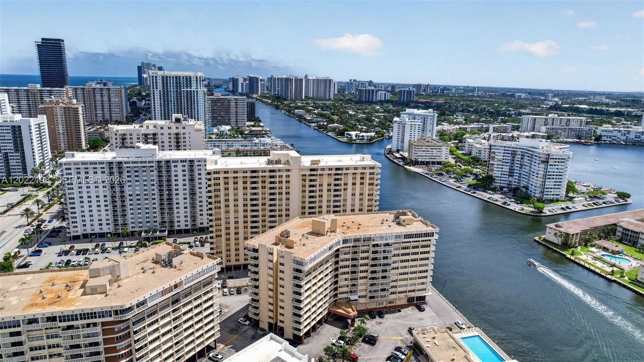 For Rent: $2,000 (1 beds, 1 baths, 864 Square Feet)