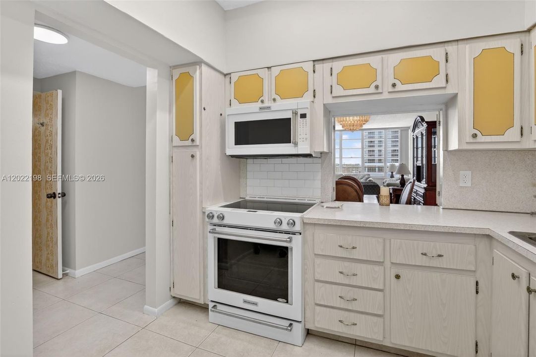 For Rent: $2,000 (1 beds, 1 baths, 864 Square Feet)