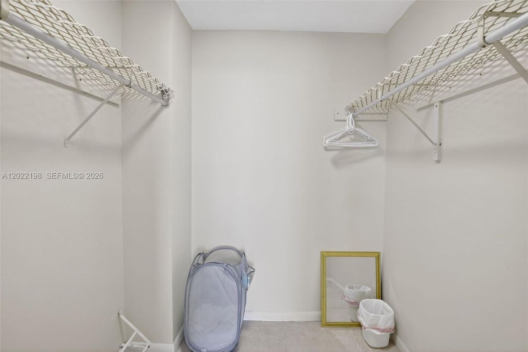 For Rent: $2,000 (1 beds, 1 baths, 864 Square Feet)