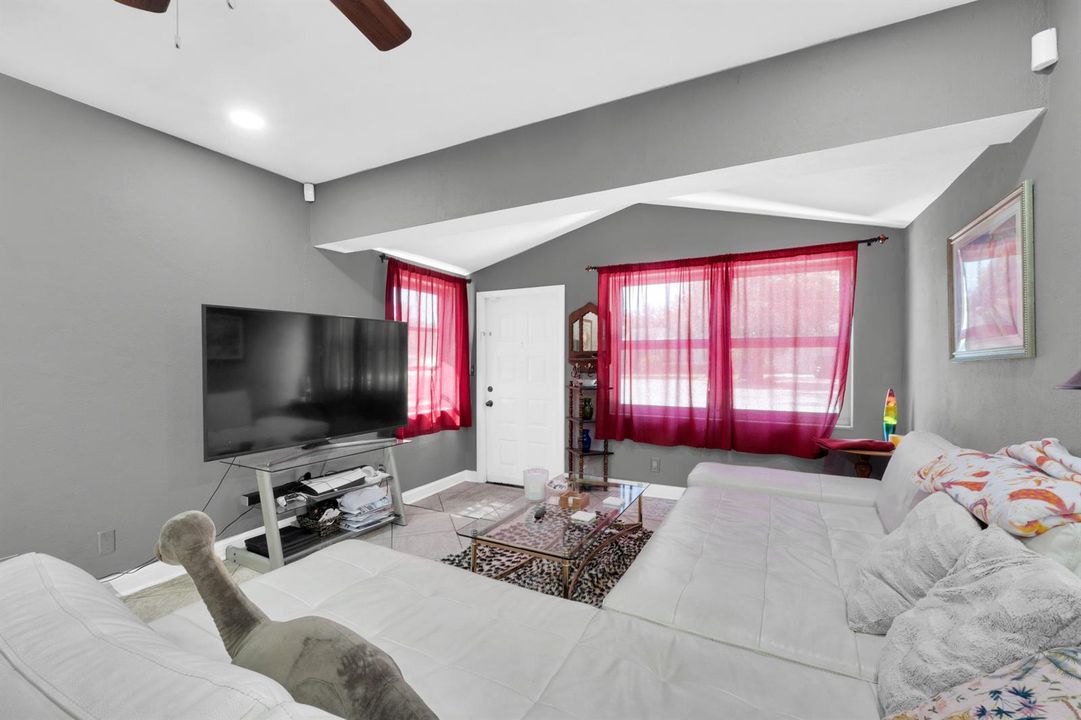 413 SW 11th St-15