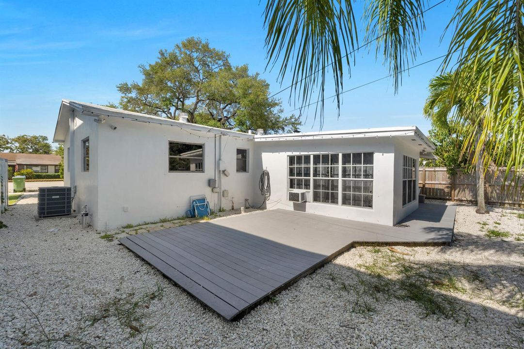 413 SW 11th St-9
