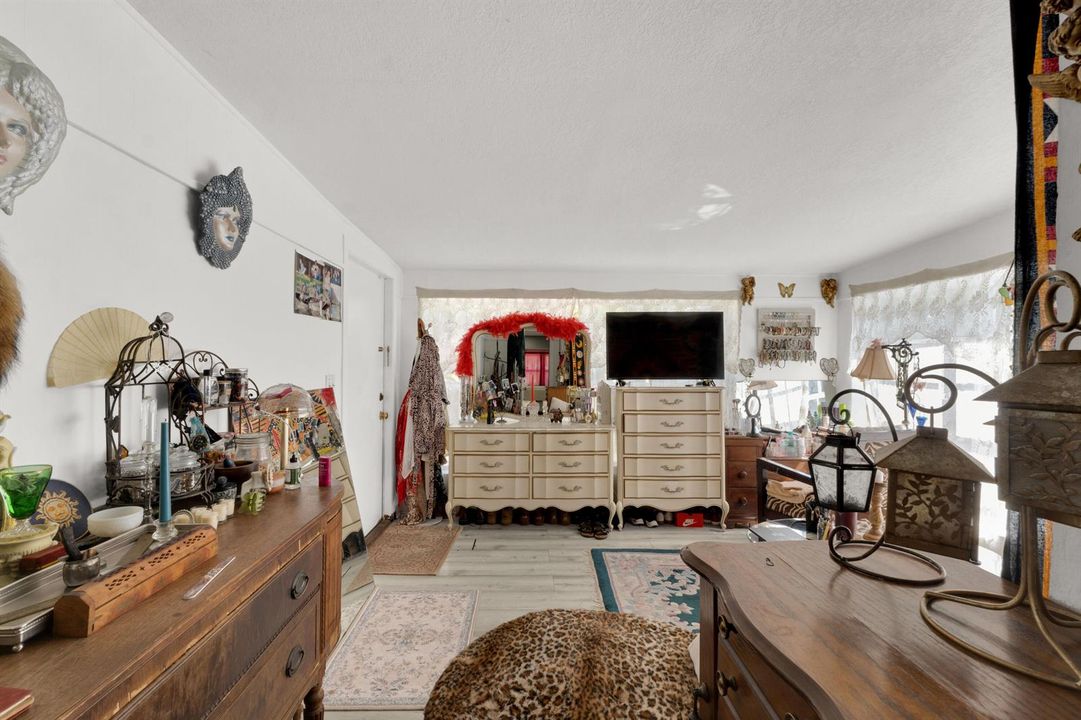 413 SW 11th St-23