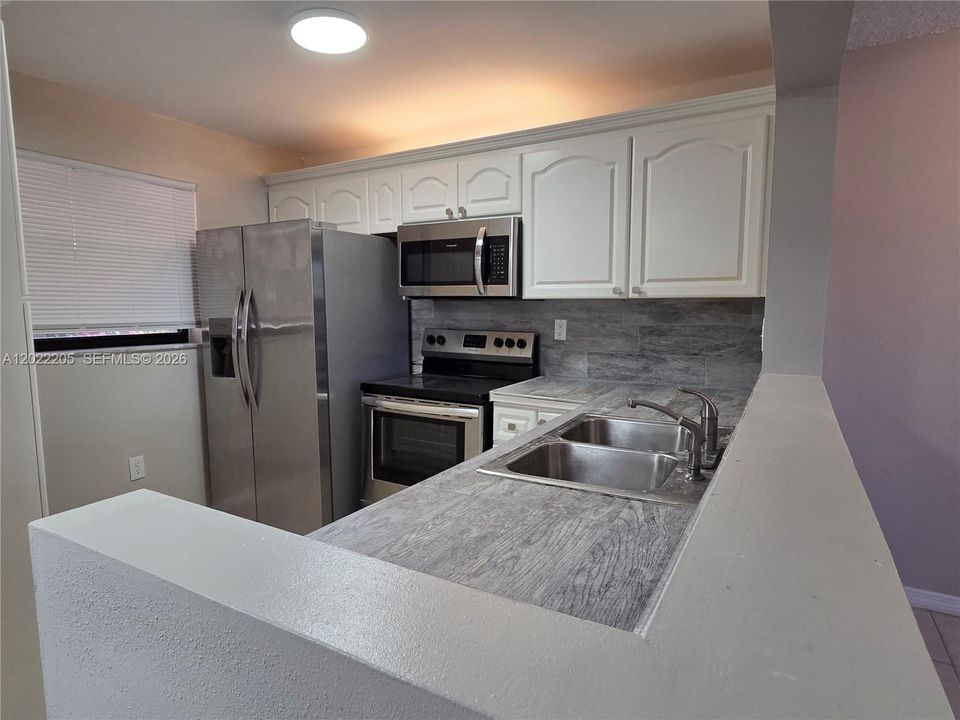 Active With Contract: $2,200 (2 beds, 2 baths, 936 Square Feet)