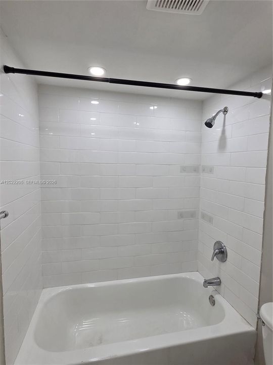 Active With Contract: $2,200 (2 beds, 2 baths, 936 Square Feet)