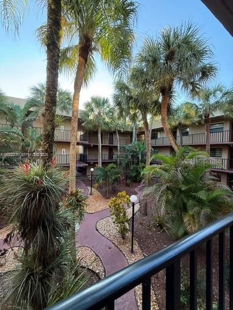Active With Contract: $2,200 (2 beds, 2 baths, 936 Square Feet)