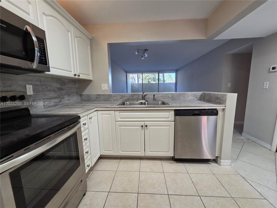 Active With Contract: $2,200 (2 beds, 2 baths, 936 Square Feet)