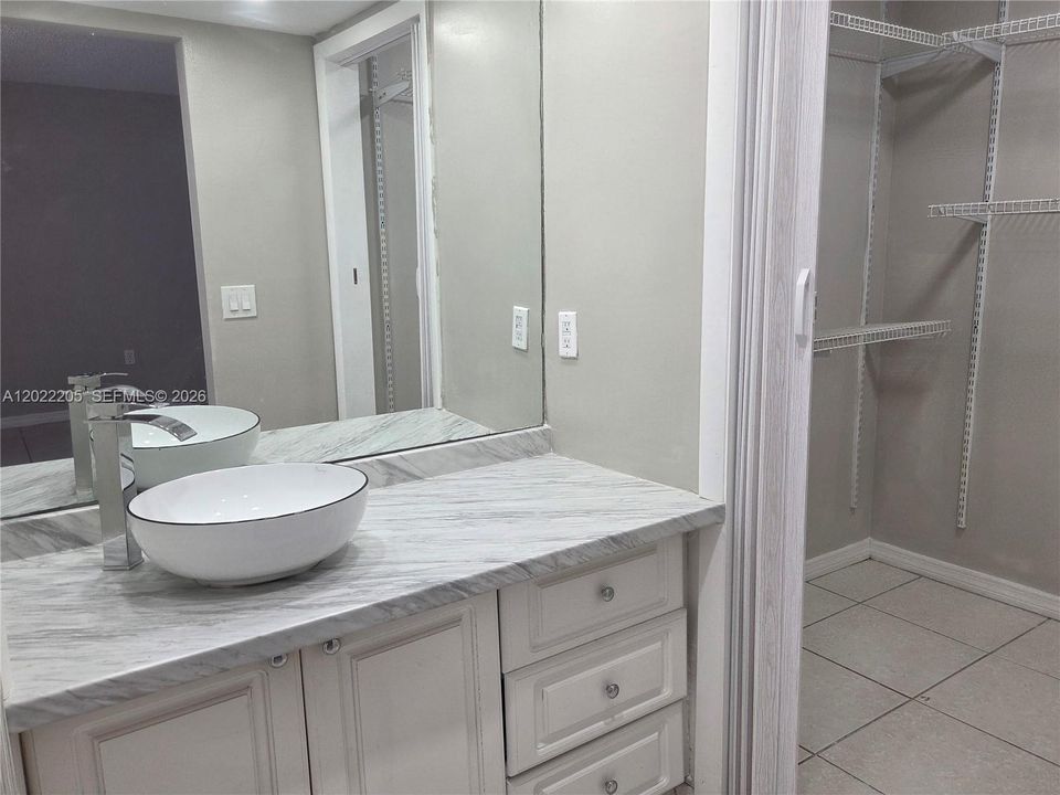 Active With Contract: $2,200 (2 beds, 2 baths, 936 Square Feet)
