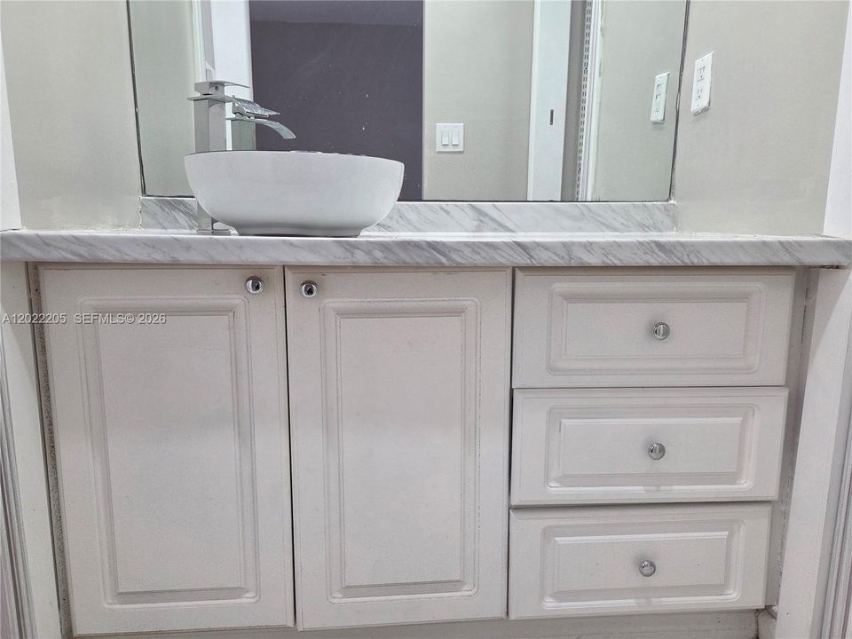 Active With Contract: $2,200 (2 beds, 2 baths, 936 Square Feet)
