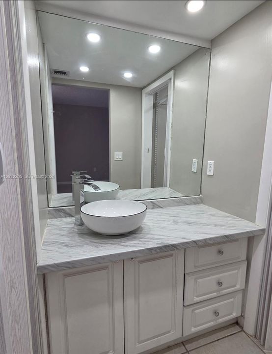 Active With Contract: $2,200 (2 beds, 2 baths, 936 Square Feet)