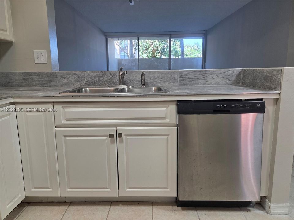 Active With Contract: $2,200 (2 beds, 2 baths, 936 Square Feet)