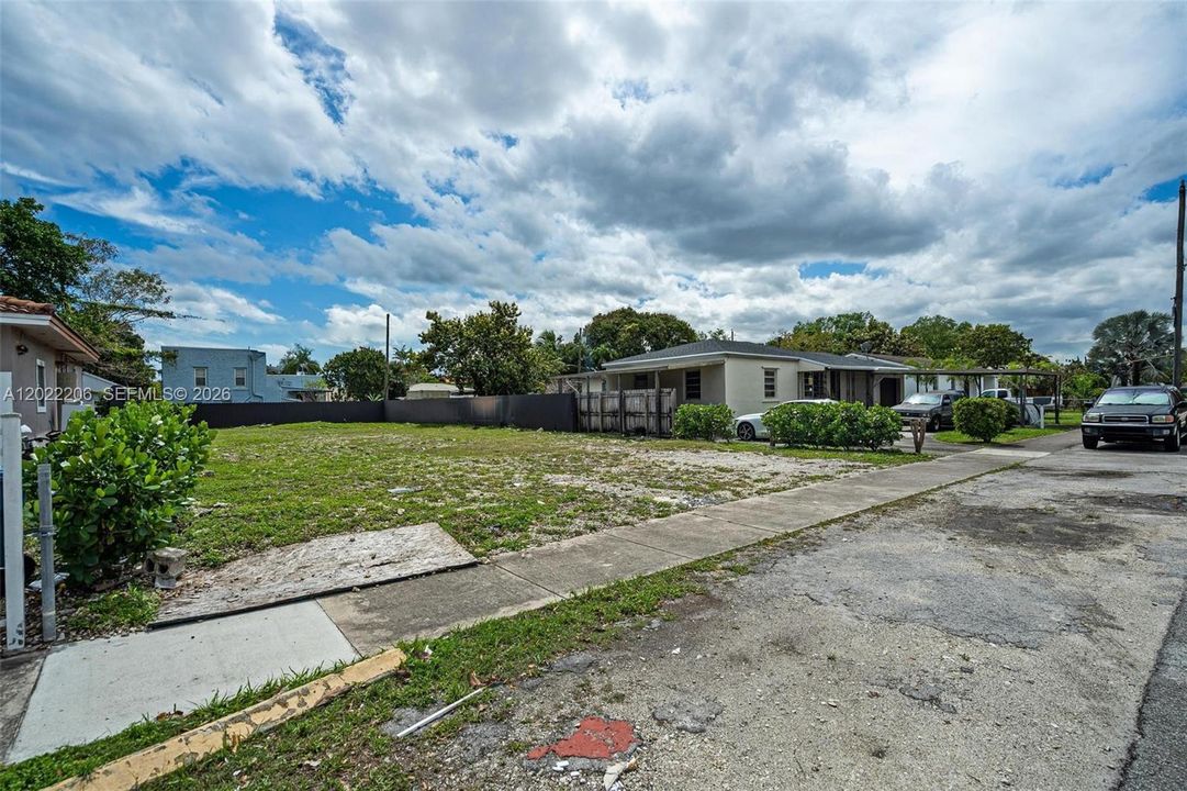 待售: $749,000 (0.50 acres)