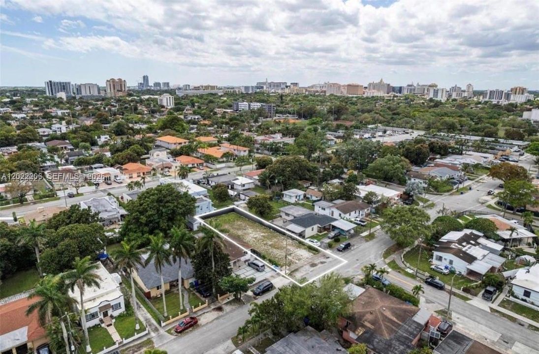 待售: $749,000 (0.50 acres)