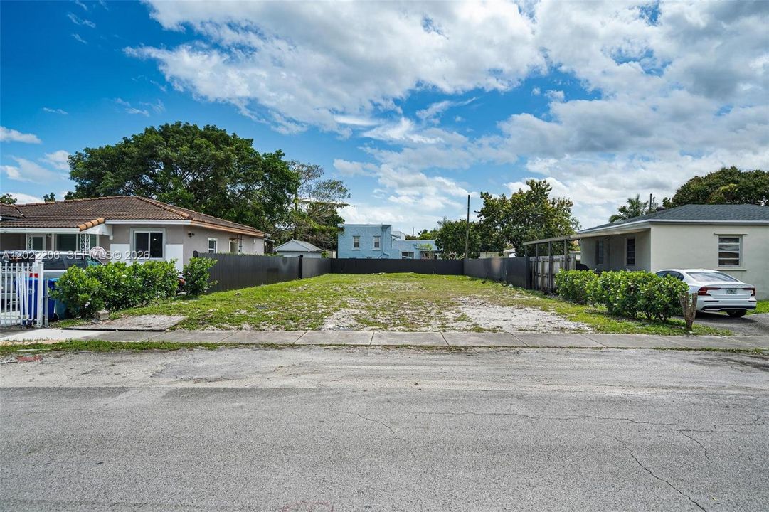待售: $749,000 (0.50 acres)