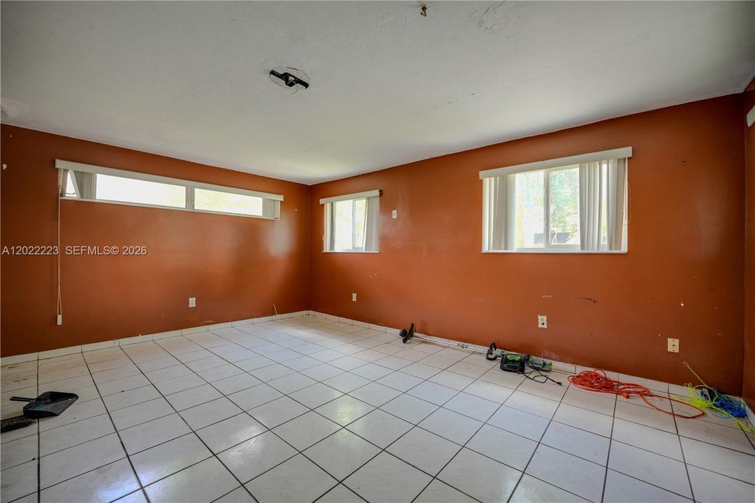 Activo con contrato: $600,000 (3 camas, 2 baños, 1688 Pies cuadrados)