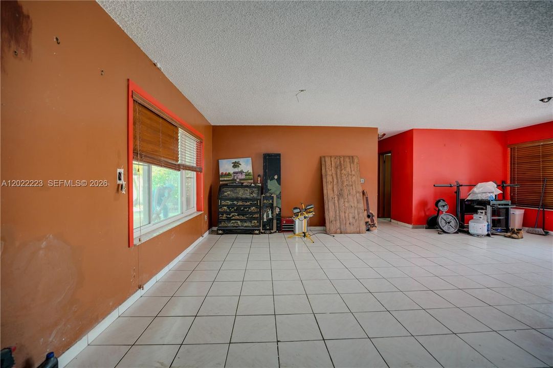 Activo con contrato: $600,000 (3 camas, 2 baños, 1688 Pies cuadrados)
