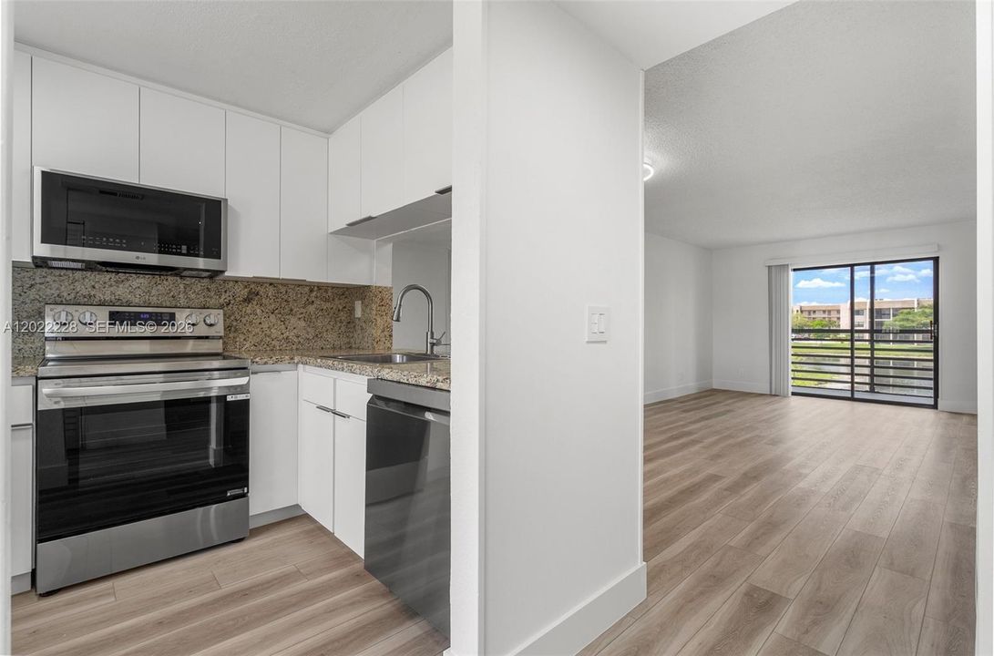 For Sale: $190,000 (2 beds, 2 baths, 815 Square Feet)