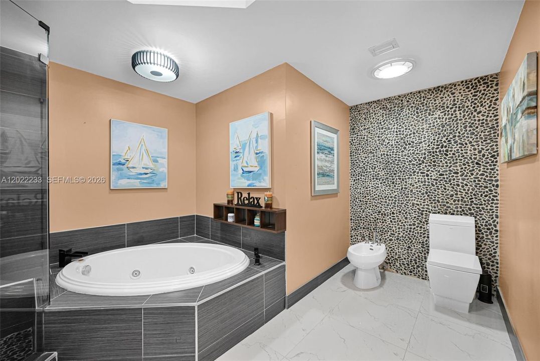 На продажу: $999,999 (2 спален, 2 ванн, 1800 Квадратных фут)