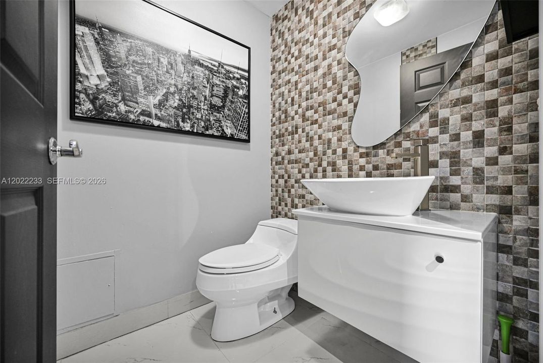 На продажу: $999,999 (2 спален, 2 ванн, 1800 Квадратных фут)